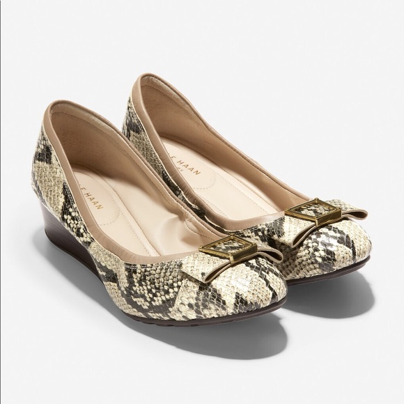 Cole Haan Emory 2 Bow Wedge Pump Roccia Snake 5.5 - Picture 2 of 9
